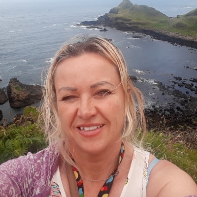 Lorraine Mills guide accompagnatrice de voyage en Irlande du Nord