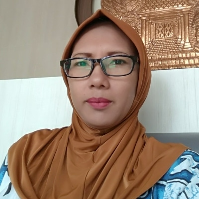 Yanti Udiono guide touristique à Yogyakarta île de Java